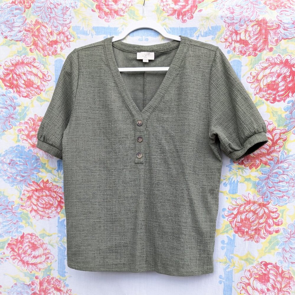 LOFT Large Green Light Waffle/Weave Blouse Large V-neck Short Sleeve